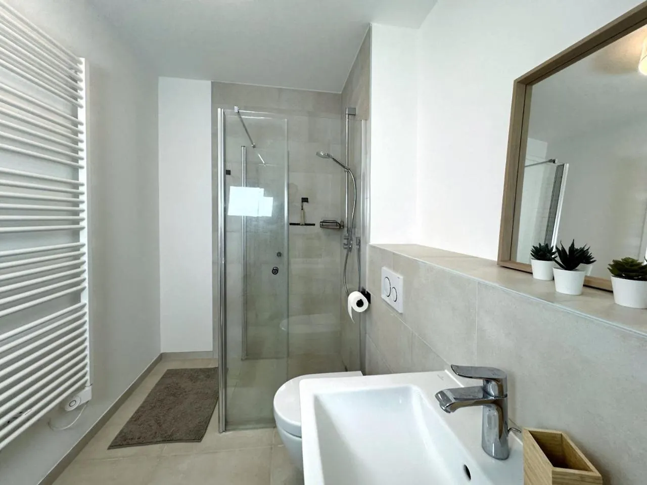 Holidayhome Apartments I Airport Deluxe Condo With Terrace Schoenefeld